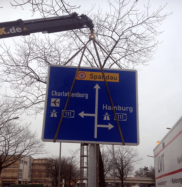 Wegweisende Beschilderung